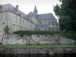  L'abbaye de Saint-Michel en Thiérache Gite des frontières
